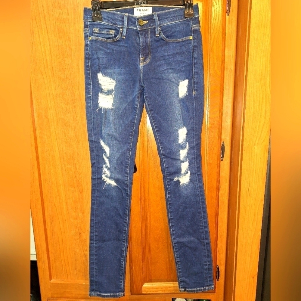 A pair of Frame denim Le Skinny de Jeanne in a size 26 with a 29" inseam.